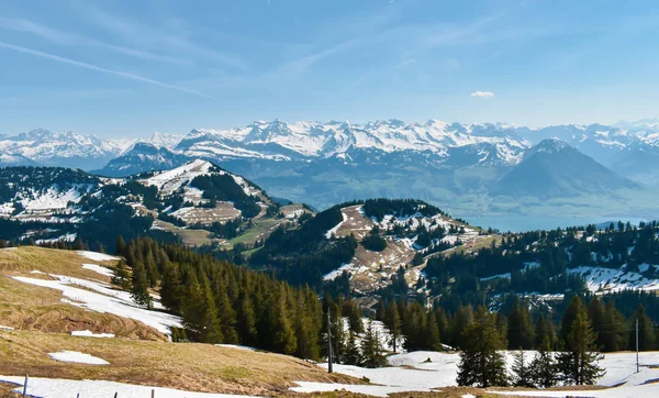 Bella vista panoramica primaverile sulle montagne innevate delle Alpi svizzere . — Foto Stock