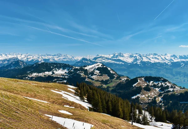 Vackra våren panoramautsikt över snöklädda berg i schweiziska Alperna. — Stockfoto