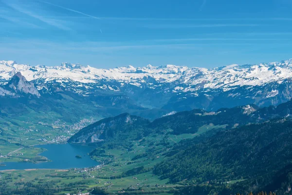 Hermosa vista panorámica de primavera de montañas nevadas en los Alpes suizos . —  Fotos de Stock