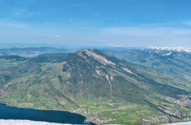 Güzel bahar İsviçre Alpleri'nde karla kaplı dağların panoramik görünümü. Göl Zug içinde belgili tanımlık geçmiş