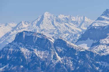 İsviçre Alpleri'nde karla kaplı dağların güzel panoramik görünüm.