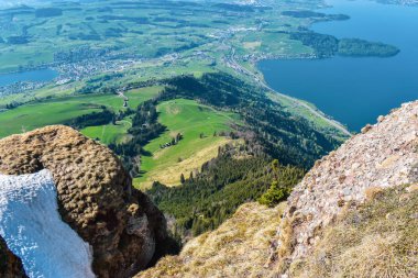 Güzel bahar İsviçre Alpleri'nde karla kaplı dağların panoramik görünümü. Göl Zug içinde belgili tanımlık geçmiş