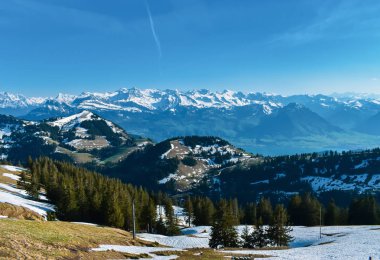 Güzel bahar panoramik İsviçre Alpleri'nde karla kaplı dağlar.