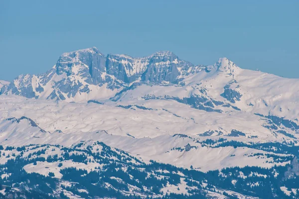 Bela vista panorâmica das montanhas cobertas de neve nos Alpes Suíços . — Fotografia de Stock