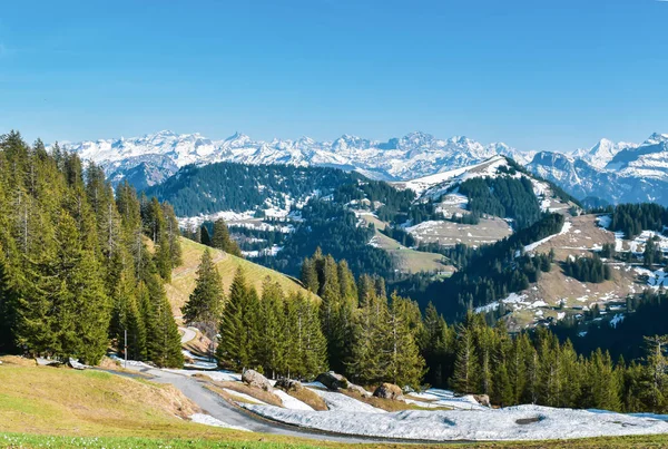 Krásný jarní panoramatický výhled na zasněžené vrcholky hor v švýcarských Alpách. — Stock fotografie