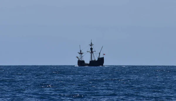 Пиратские корабли заводят пены в водах Атлантического океана — стоковое фото