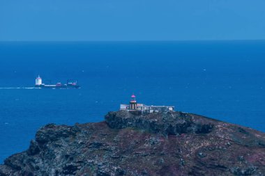 Madeira Adası, konteyner gemisi arka planda deniz feneri