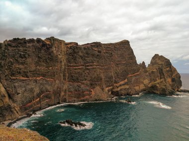 Madeira ve Atlantik Okyanusu dik kayalıklarla. St. Lawrence Yarımadası alınan