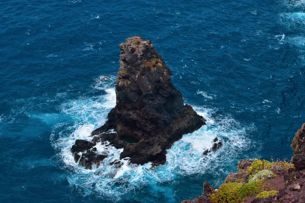 Steep cliffs in Madeira and the Atlantic Ocean. Taken at St. Lawrence Peninsula — Stock Photo, Image