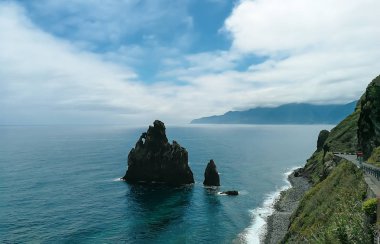 Madeira ve Atlantik Okyanusu dik kayalıklarla