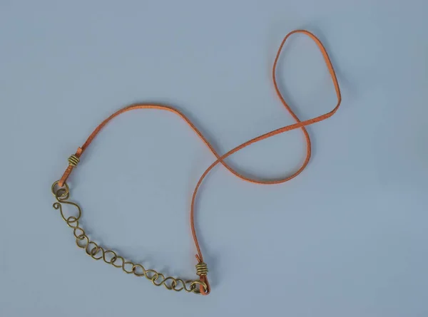 Ketting. Unieke handgemaakte sieraden gemaakt van koper en leder. — Stockfoto