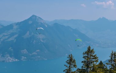 İsviçre Alpleri'nin güzel yaz panoramik manzarası. Arka planda Lucerne Gölü