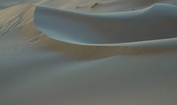 Infinitas dunas de areia do deserto perto de Abu Dhabi — Fotografia de Stock