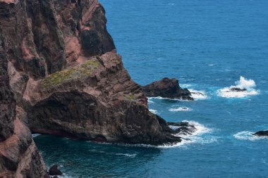 Madeira ve Atlantik Okyanusu dik kayalıklarla. St. Lawrence Yarımadası alınan