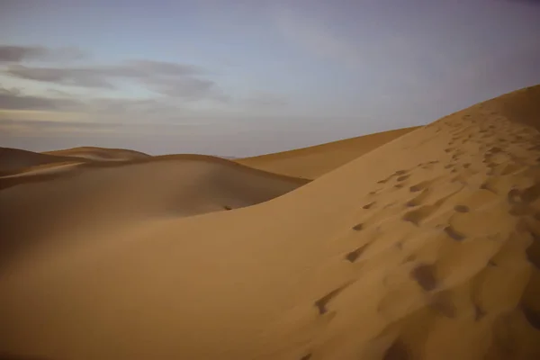 Бесконечные песчаные дюны пустыни вблизи Абу-Даби — стоковое фото