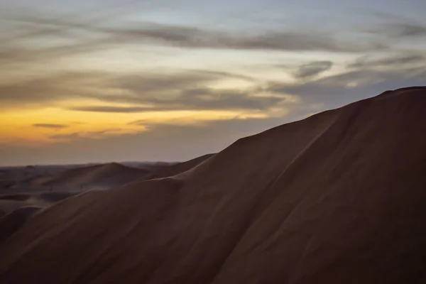 Бесконечные песчаные дюны пустыни на закате около Абу-Даби — стоковое фото