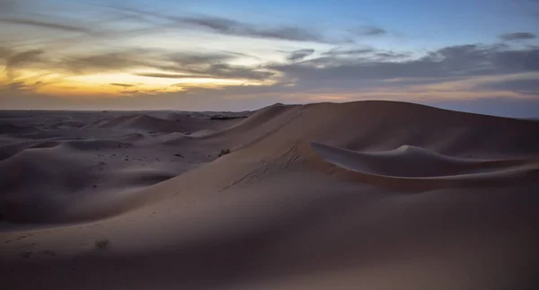 Бесконечные песчаные дюны пустыни на закате около Абу-Даби — стоковое фото