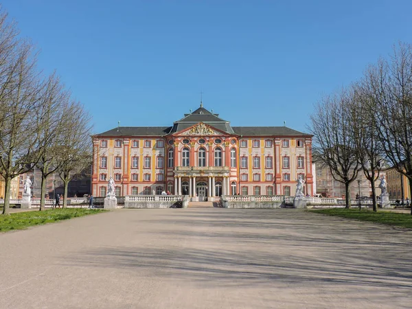 Château baroque à Bruchsal, près de Karlsruhe / Allemagne.03.26.2017 — Photo