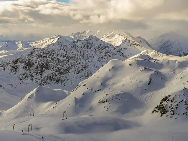 Schneebedeckte Berge in der Schweiz. aufgenommen in Davos / Schweiz — Stockfoto