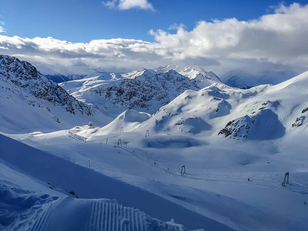 Montanhas cobertas de neve na Suíça. Tomado em Davos / Suíça — Fotografia de Stock