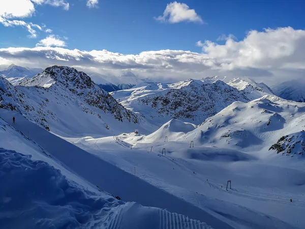 Montanhas cobertas de neve na Suíça. Tomado em Davos / Suíça — Fotografia de Stock