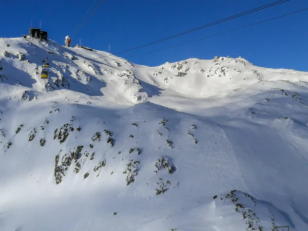 Schneebedeckte Berge in der Schweiz. — Stockfoto