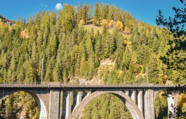 Wiesener viyadüğü ile İsviçre sonbahar manzara.