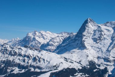 Murren Jungfrau kayak bölgesinin panoramik manzaralı İsviçre dağlarının zirvesi.