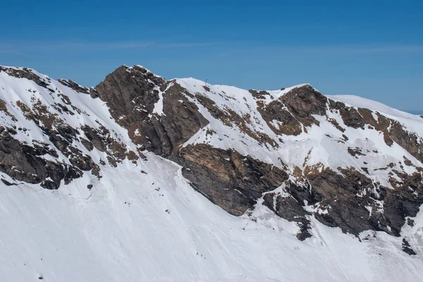 Pico de montaña suiza después de nevadas con vista panorámica de la región de esquí de Murren Jungfrau . — Foto de Stock