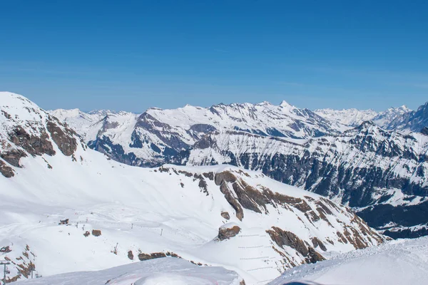 Zwitserse bergtop na sneeuwval met panoramisch uitzicht op het skigebied Murren Jungfrau. — Stockfoto