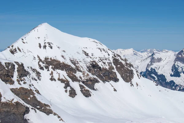 Schweizer Berggipfel nach Schneefall mit Panoramablick auf Murren-Jungfrau-Skigebiet. — Stockfoto