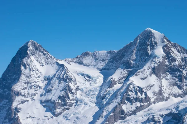 雪崩后的瑞士山顶，俯瞰Murren Jungfrau滑雪区全景. — 图库照片