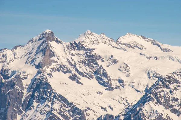 Montanha suíça pico após queda de neve com vista panorâmica da região de esqui Murren Jungfrau . — Fotografia de Stock