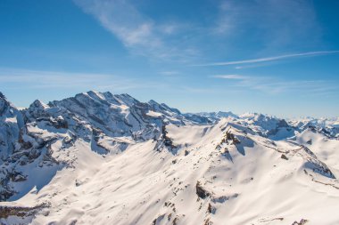 İsviçre 'de karla kaplı dağlar. Jungfrau bölgesinde çekildi, Murren, İsviçre