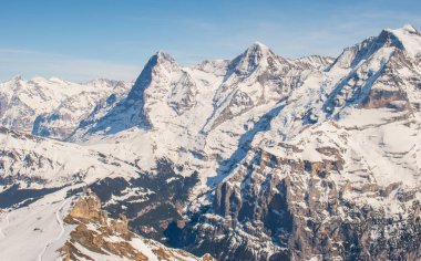 İsviçre 'de karla kaplı dağlar. Jungfrau bölgesinde çekildi, Murren, İsviçre