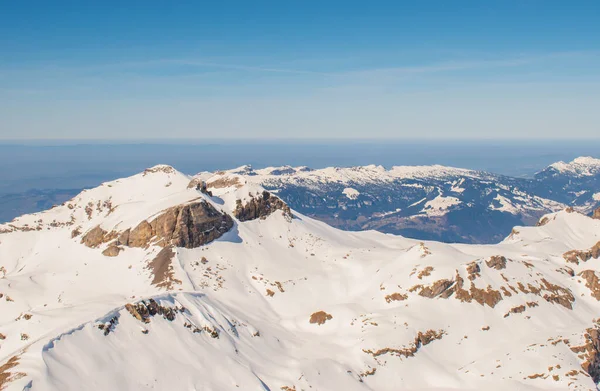 雪のスイスの山のキャップ スイスのムルレン州ユングフラウ地方で撮影 — ストック写真