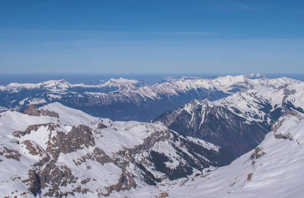 雪のスイスの山のキャップ スイスのムルレン州ユングフラウ地方で撮影 — ストック写真