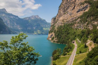 Sisikon ve Fluelen yakınlarındaki Lucerne Gölü 'nün panoramik manzarası.