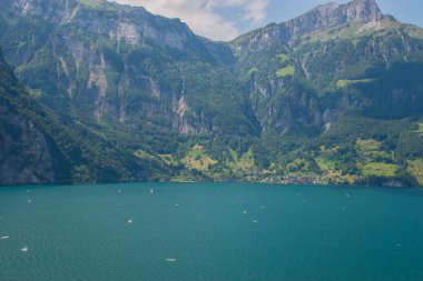 Sisikon ve Fluelen yakınlarındaki Lucerne Gölü 'nün panoramik manzarası.