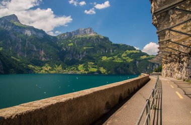 Sisikon ve Fluelen yakınlarındaki Lucerne Gölü 'nün panoramik manzarası.