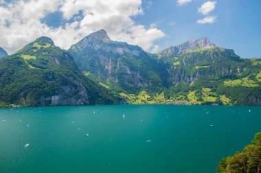 Sisikon ve Fluelen yakınlarındaki Lucerne Gölü 'nün panoramik manzarası.