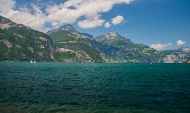 Sisikon ve Fluelen yakınlarındaki Lucerne Gölü 'nün panoramik manzarası.
