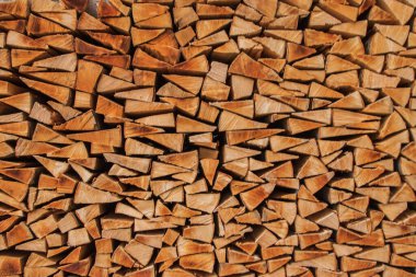 Yakın zamanda kesilmiş ve yığılmış kahverengi ahşap..