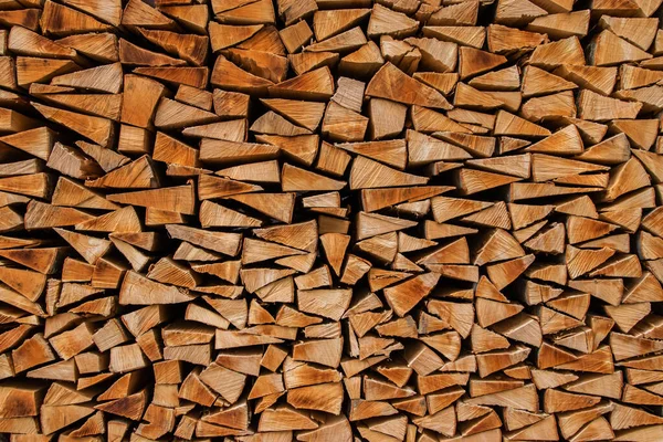 Yakın zamanda kesilmiş ve yığılmış kahverengi ahşap..