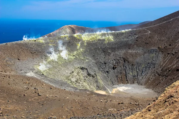 在欧洲西西里岛武尔卡诺岛的带有火山口和蒸汽的硫酸火山 — 图库照片