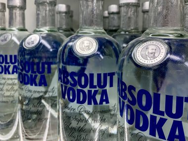 Bir mağazanın rafında votka şişeleri var. Absolut Vodka, Güney İsveç'te, Fransız grup Pernod Ricard'a ait Ahus yakınlarında üretilen ünlü bir votka markasıdır. İstanbul/ Türkiye - Nisan 2019