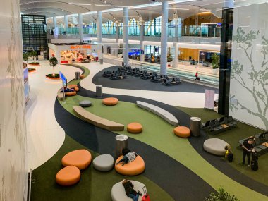 Atatürk Uluslararası Havalimanı'nın yeni açılan ve yerini alan Yeni Havalimanı'nın (Ist) birçok yolcu koltuğu ile iç tasarım. İstanbul/ Türkiye - Nisan 2019.