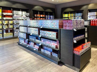 Sigara bölümü bir duty free segment mağazasında birçok pick paketleri ile satışa. Duty free mağazaları kavramı. İstanbul/ Türkiye - Nisan 2019