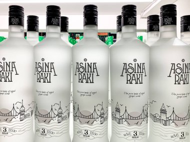 Asina Rakı, Türk ülkelerinde, Türkiye'de ve Balkan ülkelerinde ap ritif olarak popüler olan tatlandırıcılı, genellikle anason aromalı, alkollü bir içeceğidir. İstanbul/ Türkiye - Nisan 2019