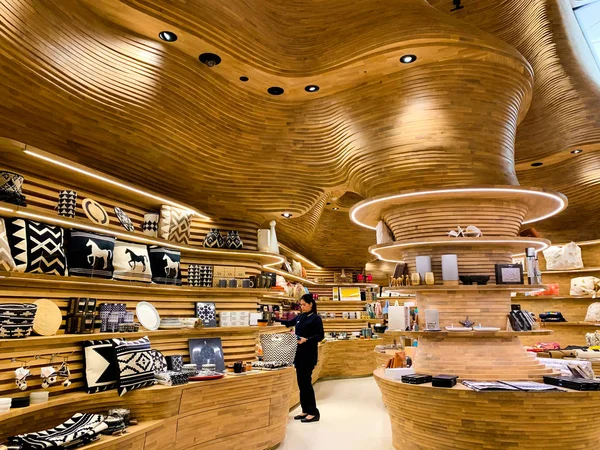 Plafond en bois, dynamique et organique de la boutique du Musée national. Avril 2019, Doha . — Photo